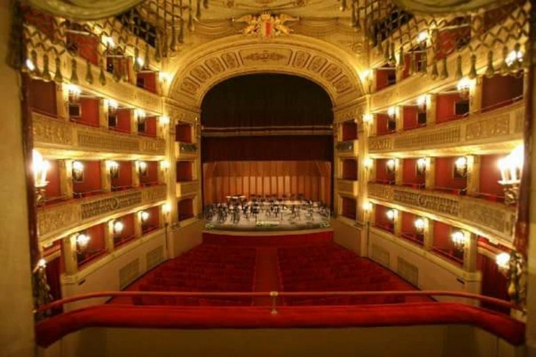 Il teatro Piccinni di Bari